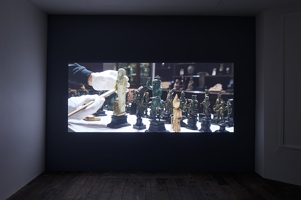 Amie Siegel, Fetish, 2016. HD video, color/sound. Exhibition view South London Gallery, 2017. Courtesy the artist and Simon Preston Gallery, New York. Photo: Andy Stagg.

