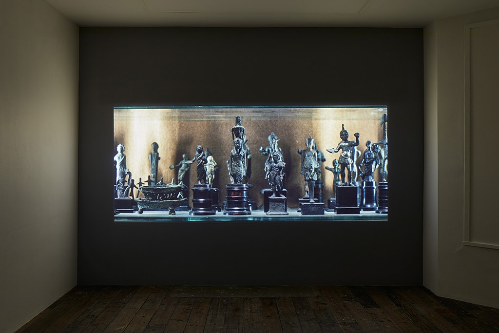 Amie Siegel, Fetish, 2016. HD video, color/sound. Exhibition view South London Gallery, 2017. Courtesy the artist and Simon Preston Gallery, New York. Photo: Andy Stagg.
