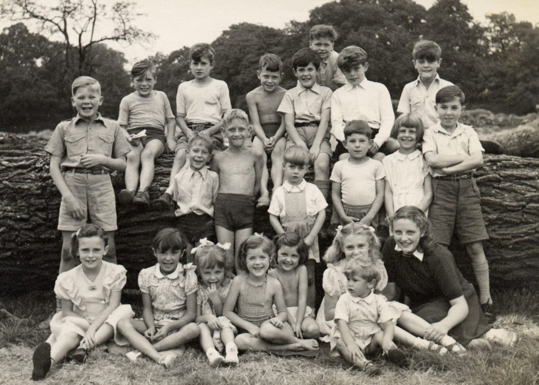 <p>Children from the Pioneer Health Centre, including Dorothy Batten, at Oakley Farm</p>
