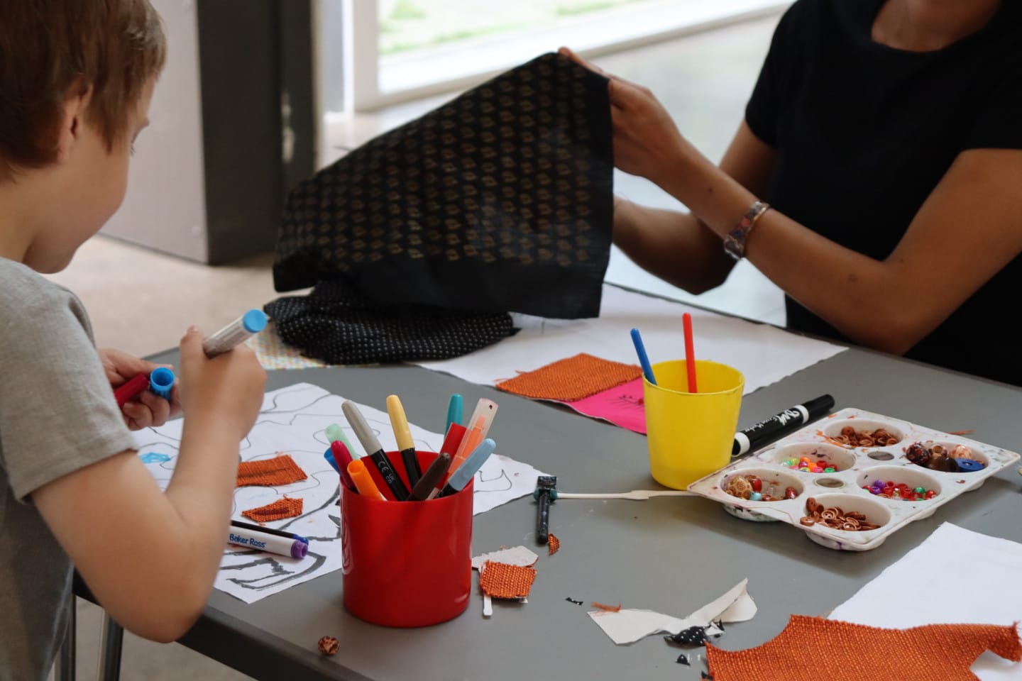 A child takes part in creative activities in a free family workshop.